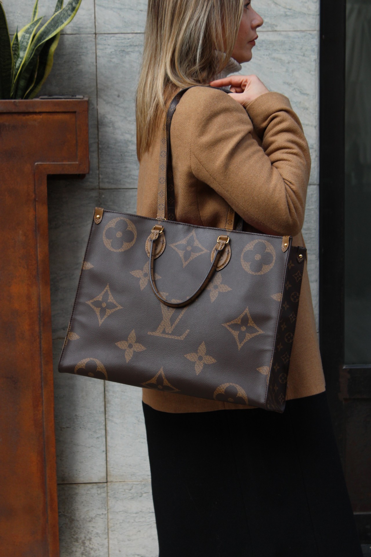 Borsa Louis Vuitton Onthego GM thumb