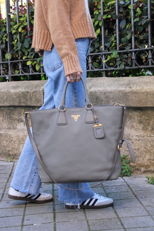 Shopper Prada in pelle martellata Grigia