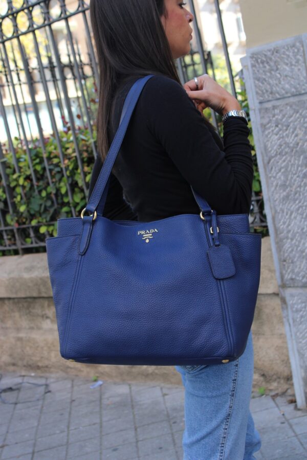 Shopper Prada in pelle martellata blu