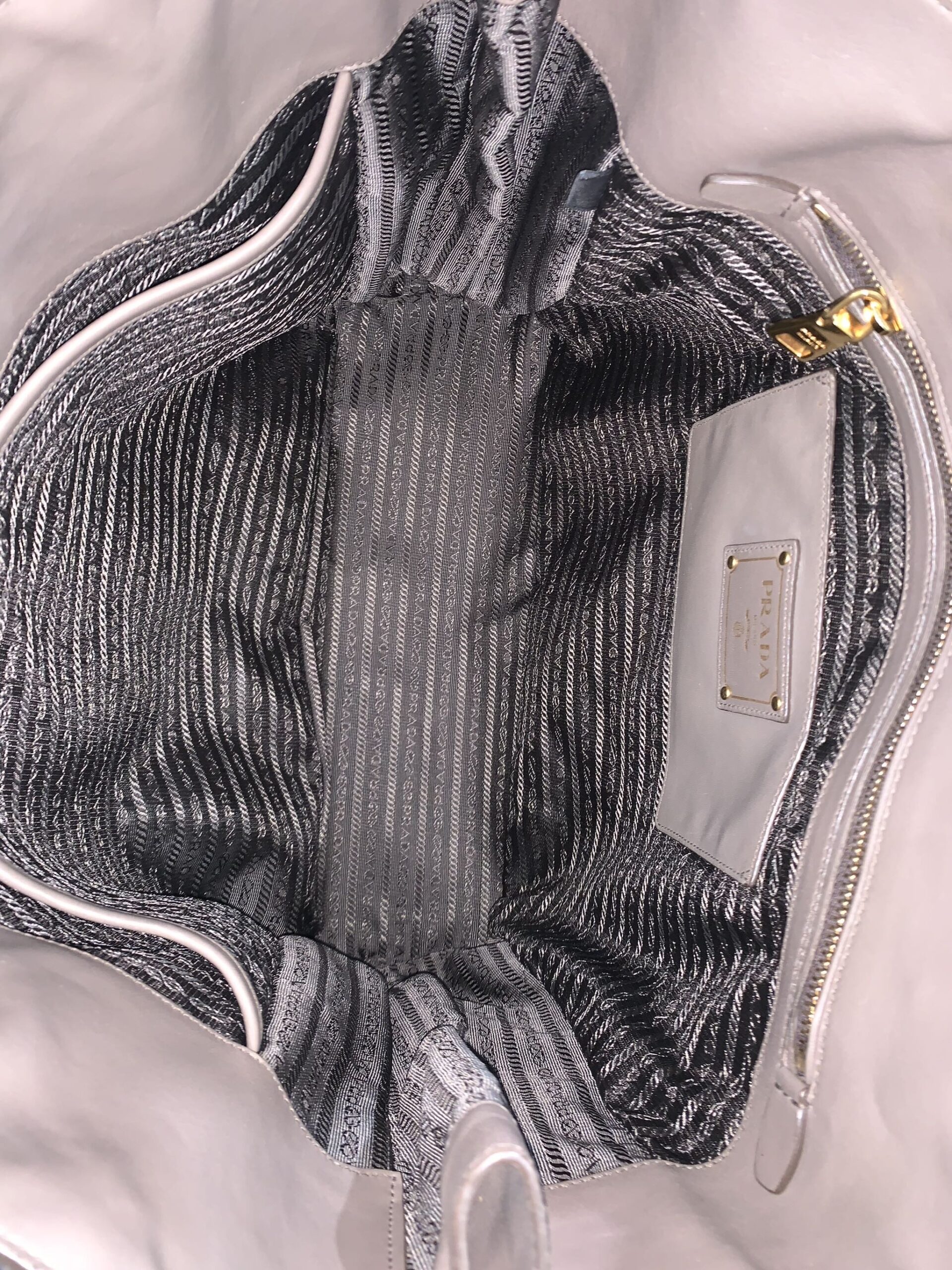 Shopper Prada con tracolla e zip laterali thumb