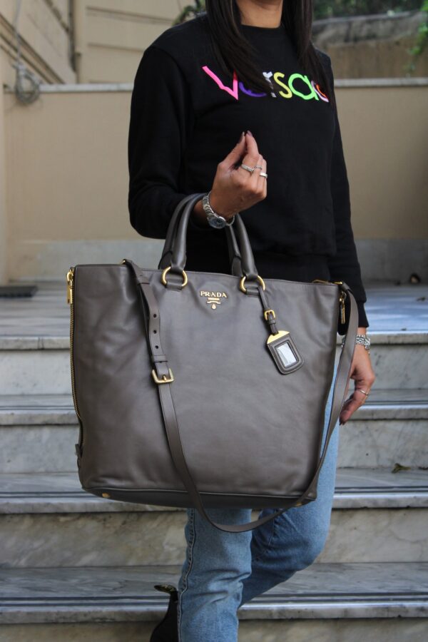 Shopper Prada con tracolla e zip laterali