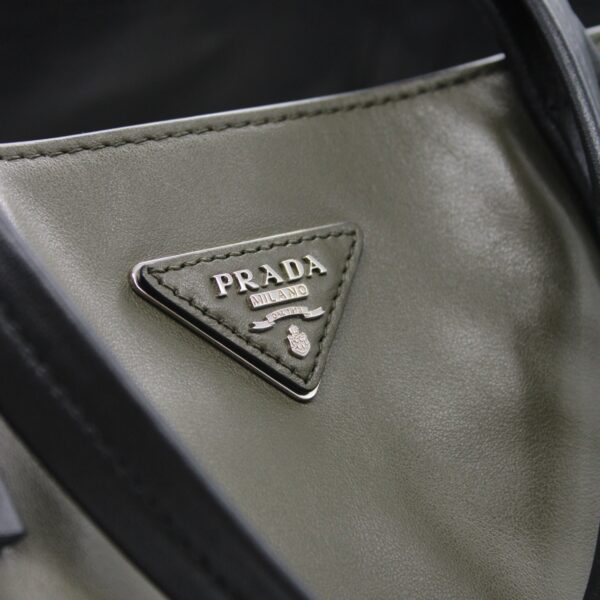 Shopping Prada in pelle liscia