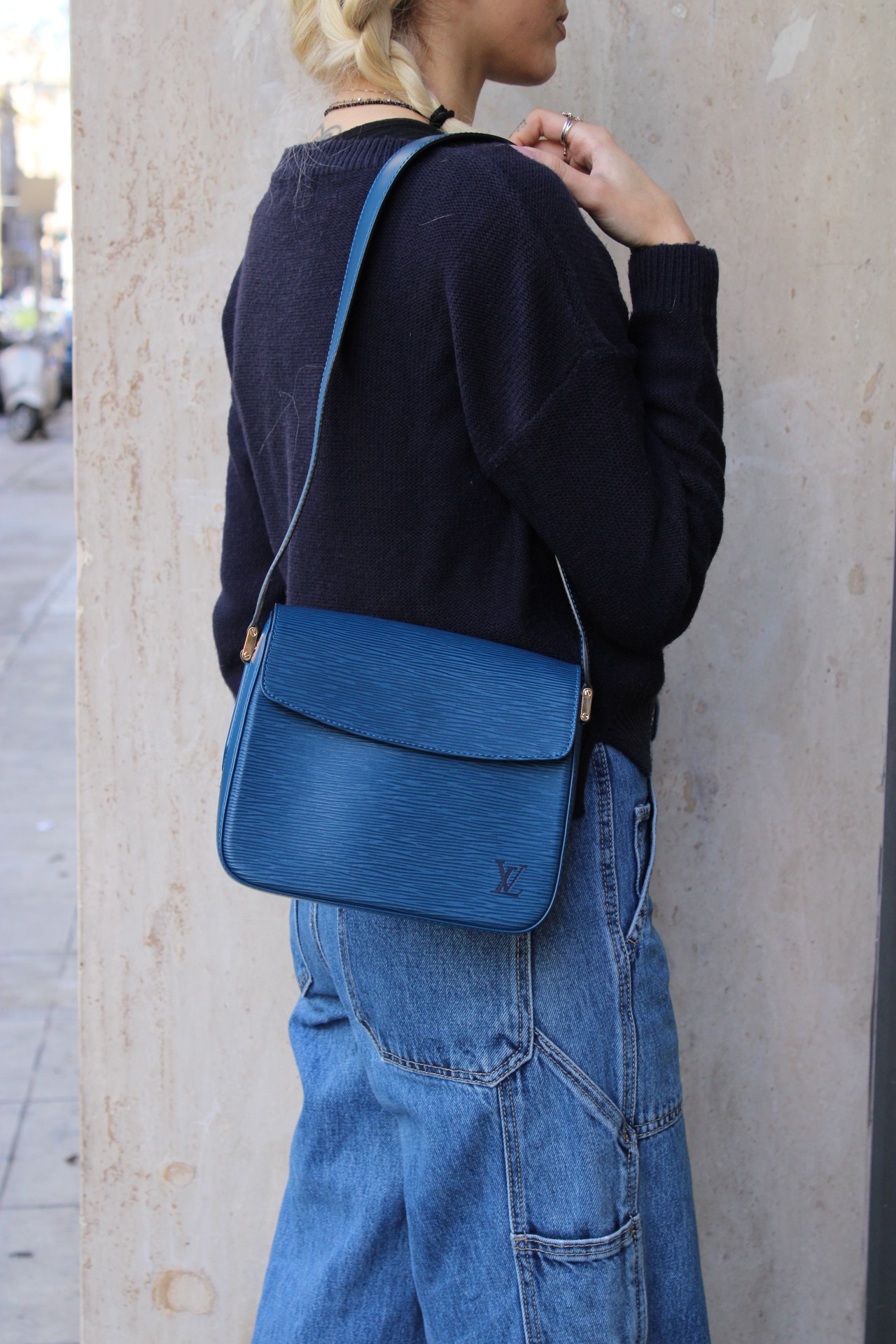 Borsa Louis Vuitton Buci in Pelle Epi Blu thumb