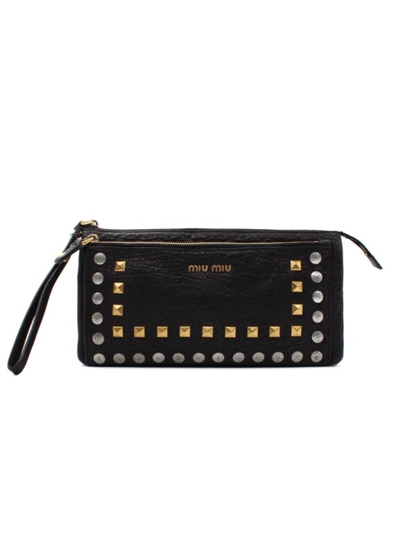 Pochette Miu Miu in pelle nera con borchie