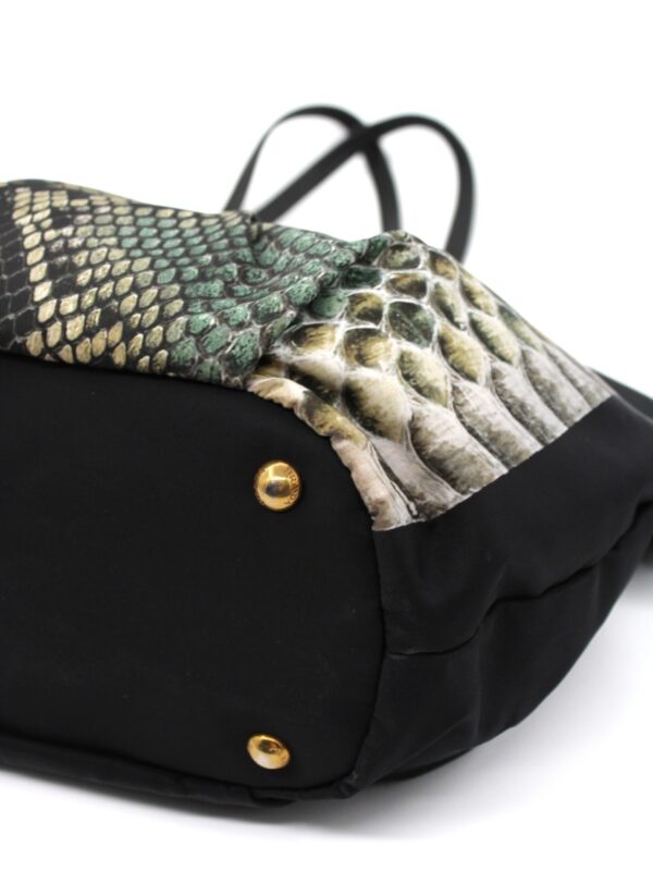 Borsa Prada a spalla in tela vela con stampa pitone