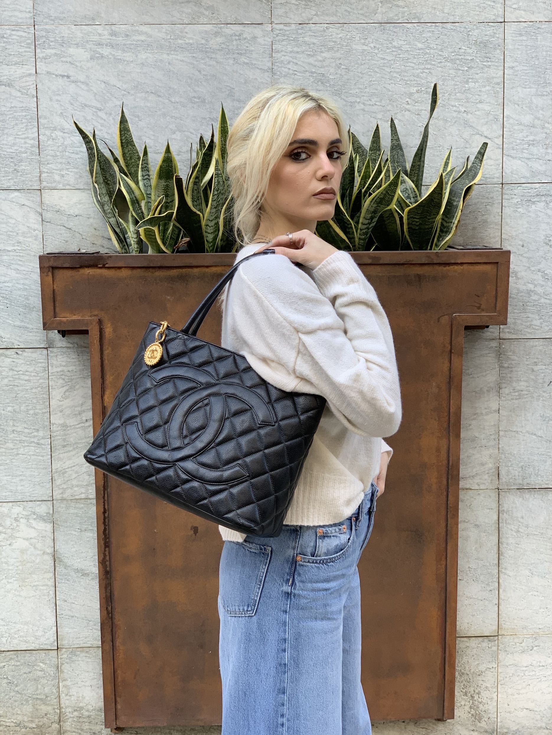Borsa Chanel Medallion in Pelle Caviar thumb