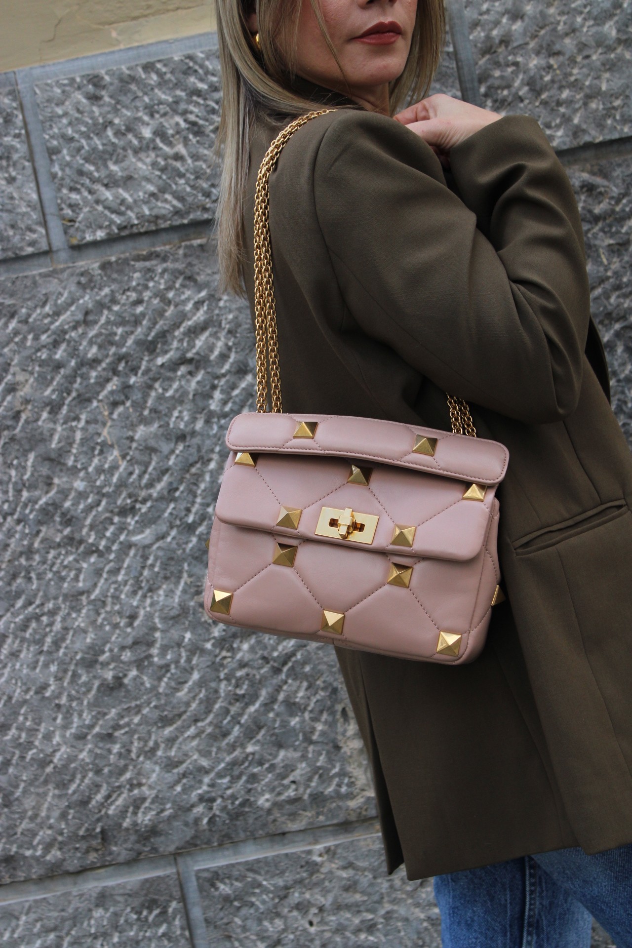 Borsa Valentino Roman Stud in Pelle Rosa Cipria thumb