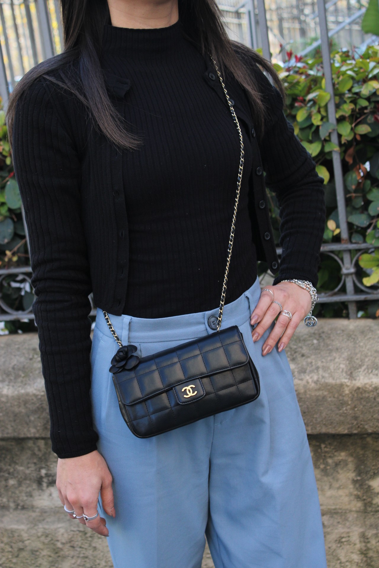 Borsa Chanel Chocolate Bar Camelia in Pelle Nera thumb