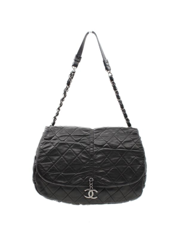 Borsa Chanel Hobo in pelle nera con charm CC