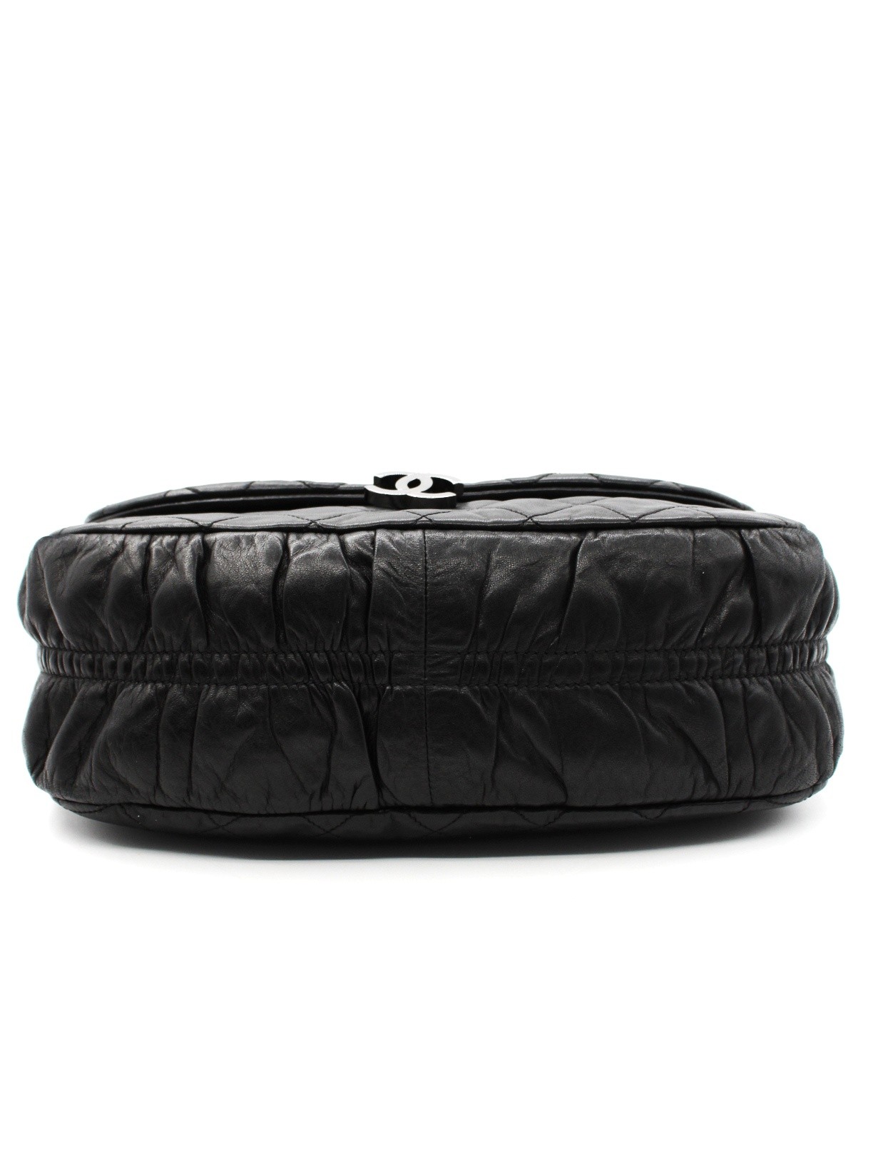 Borsa Chanel Hobo in pelle nera con charm CC thumb