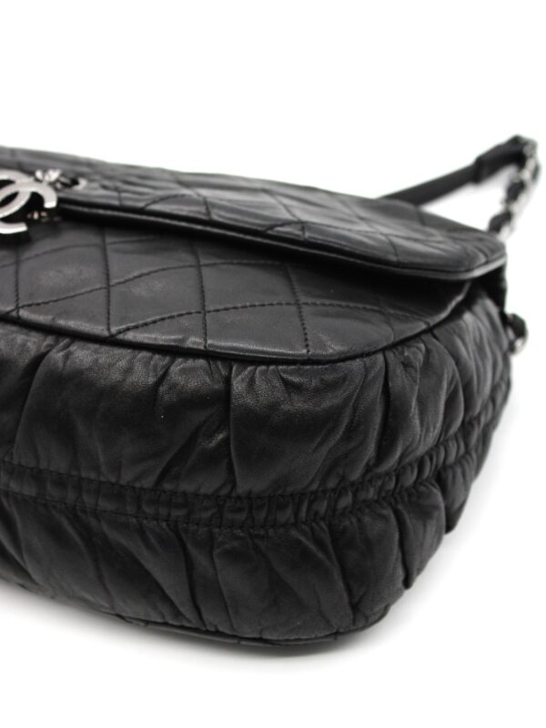 Borsa Chanel Hobo in pelle nera con charm CC
