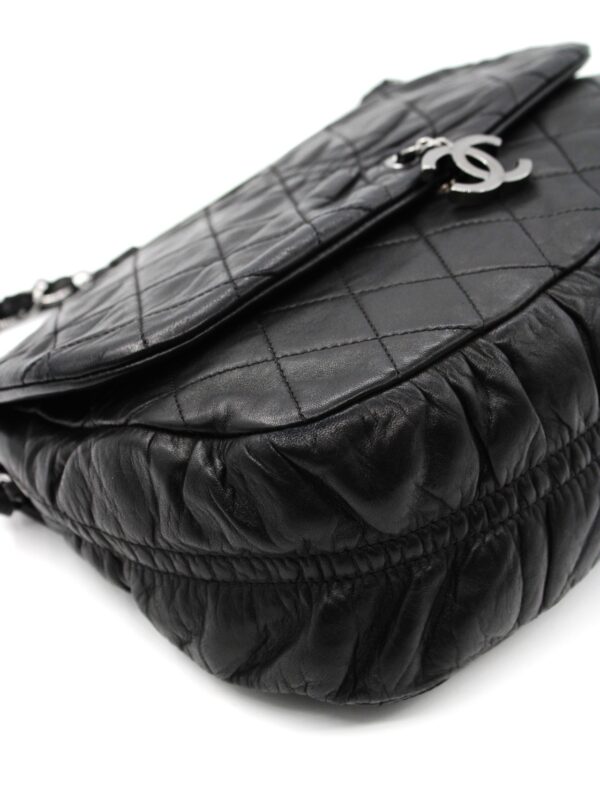 Borsa Chanel Hobo in pelle nera con charm CC