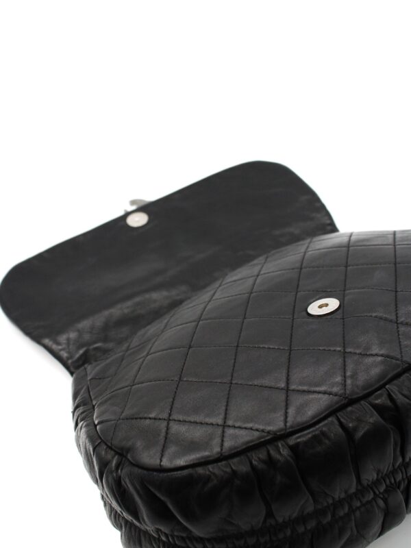 Borsa Chanel Hobo in pelle nera con charm CC