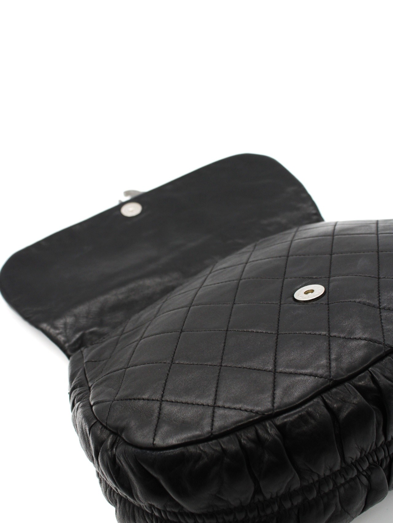 Borsa Chanel Hobo in pelle nera con charm CC thumb