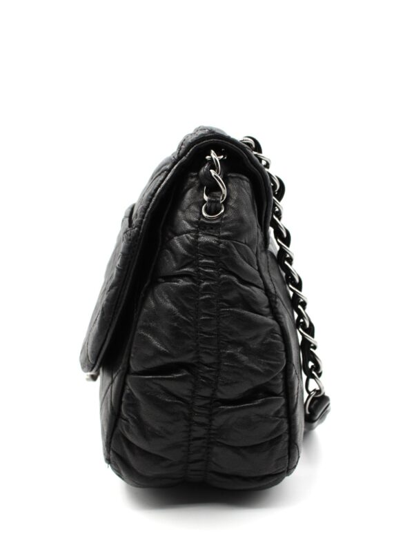 Borsa Chanel Hobo in pelle nera con charm CC