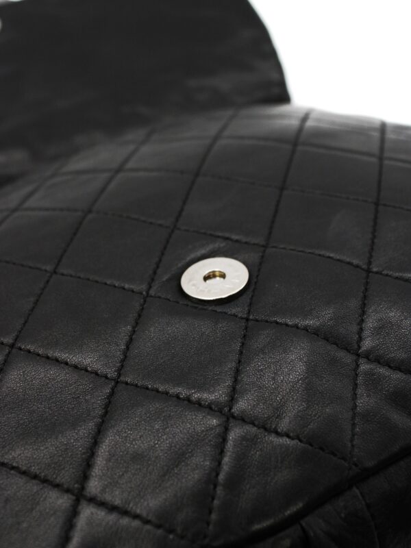Borsa Chanel Hobo in pelle nera con charm CC