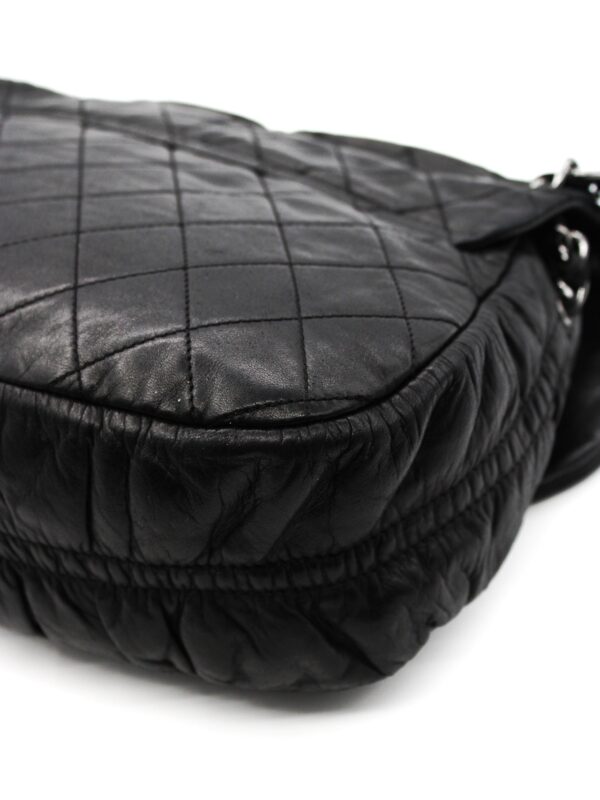 Borsa Chanel Hobo in pelle nera con charm CC