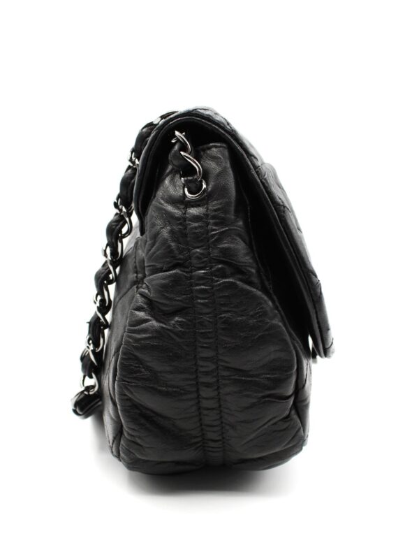Borsa Chanel Hobo in pelle nera con charm CC