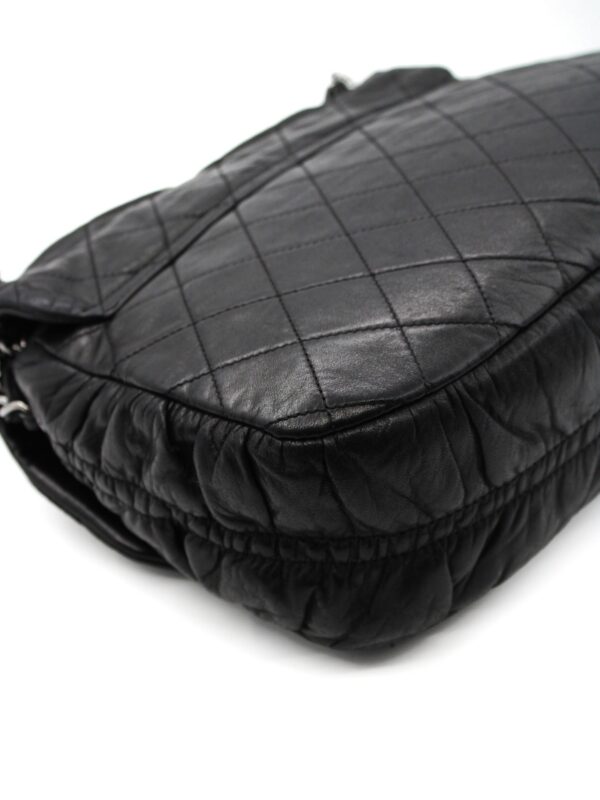 Borsa Chanel Hobo in pelle nera con charm CC
