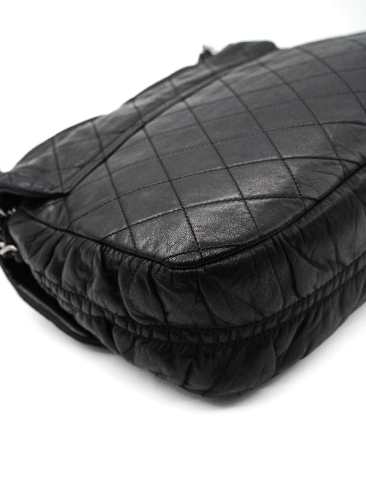 Borsa Chanel Hobo in pelle nera con charm CC thumb