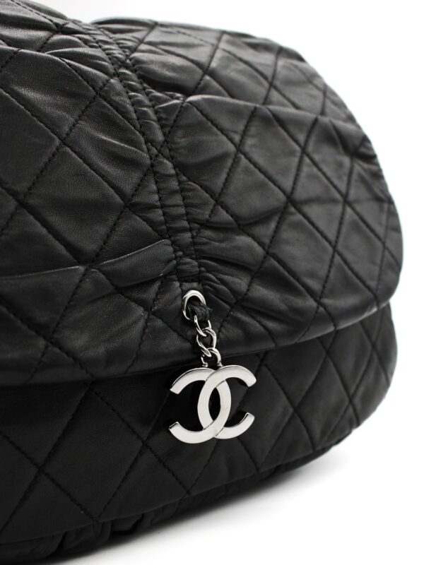 Borsa Chanel Hobo in pelle nera con charm CC