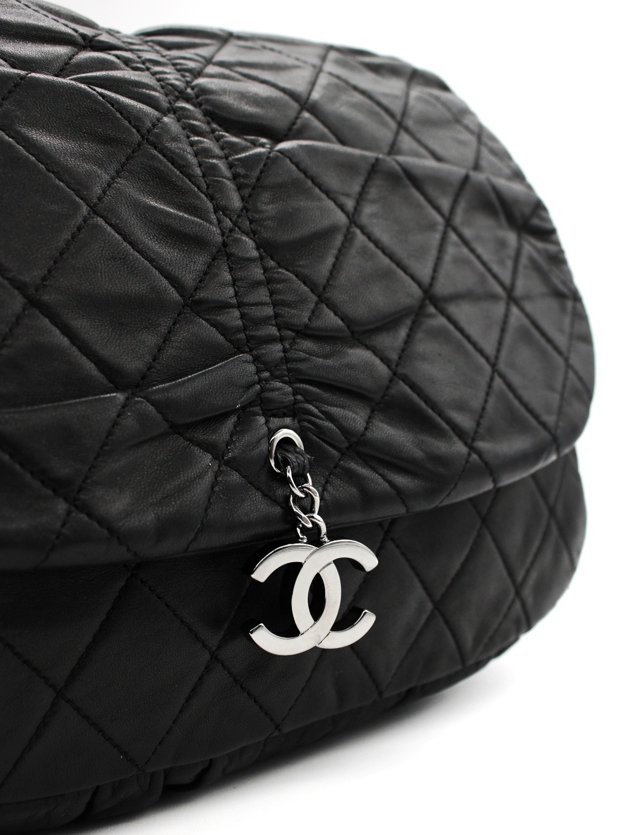 Borsa Chanel Hobo in pelle nera con charm CC thumb