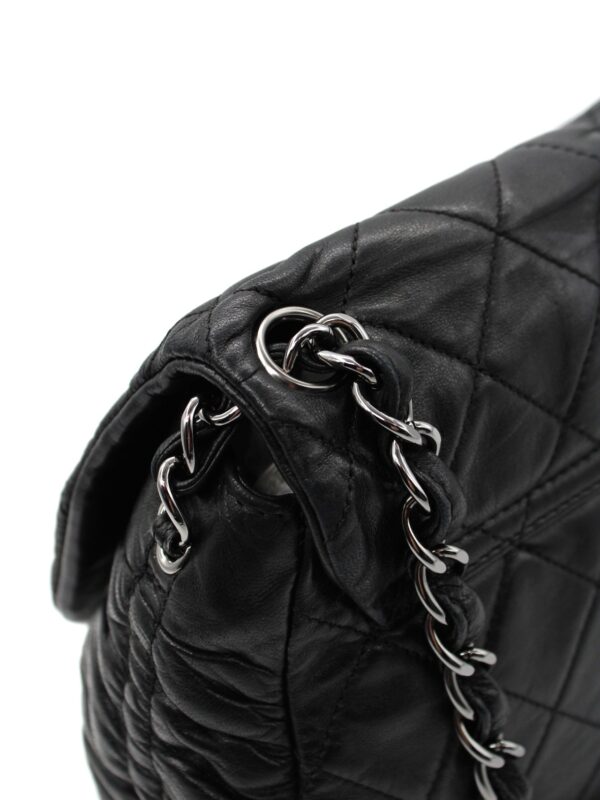 Borsa Chanel Hobo in pelle nera con charm CC