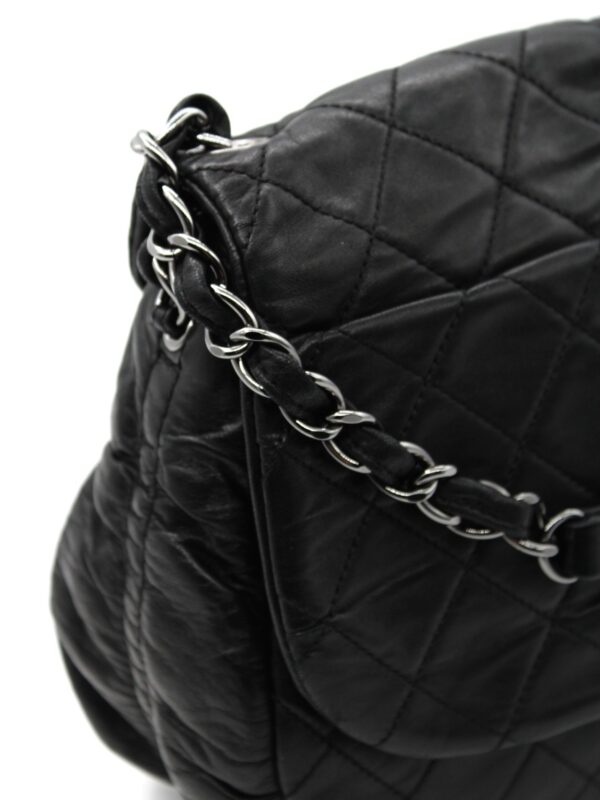 Borsa Chanel Hobo in pelle nera con charm CC