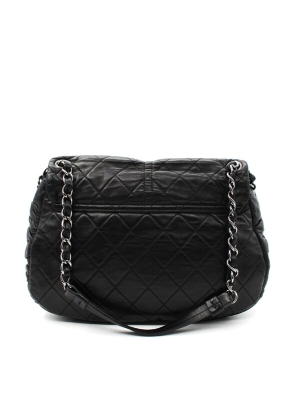 Borsa Chanel Hobo in pelle nera con charm CC