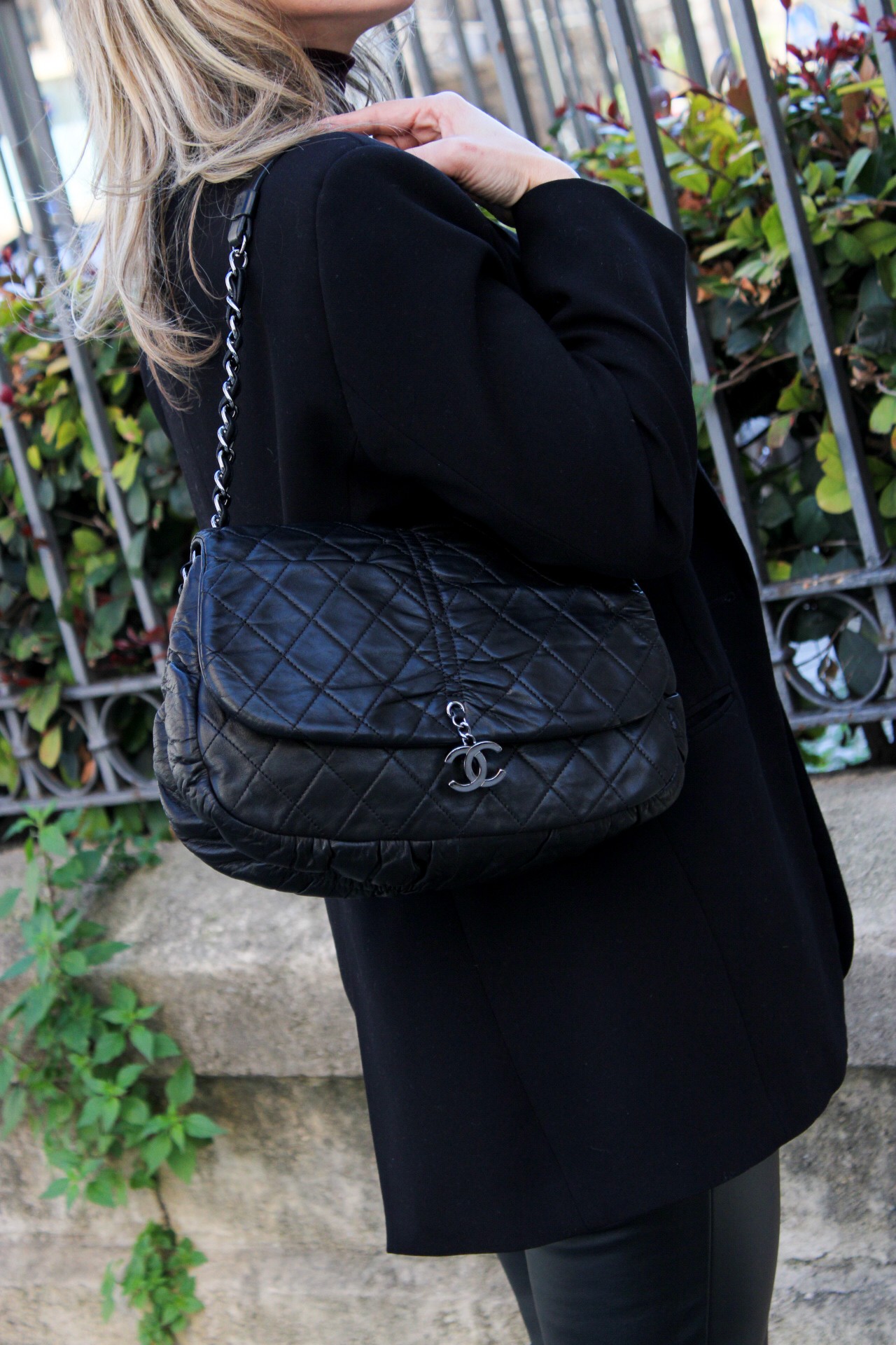 Borsa Chanel Hobo in pelle nera con charm CC thumb