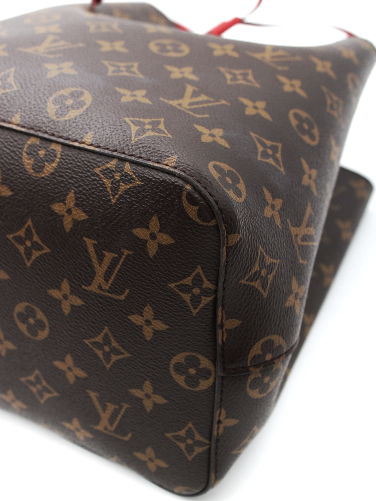 Borsa Louis Vuitton NéoNoé MM in monogram ed inserti rossi thumb