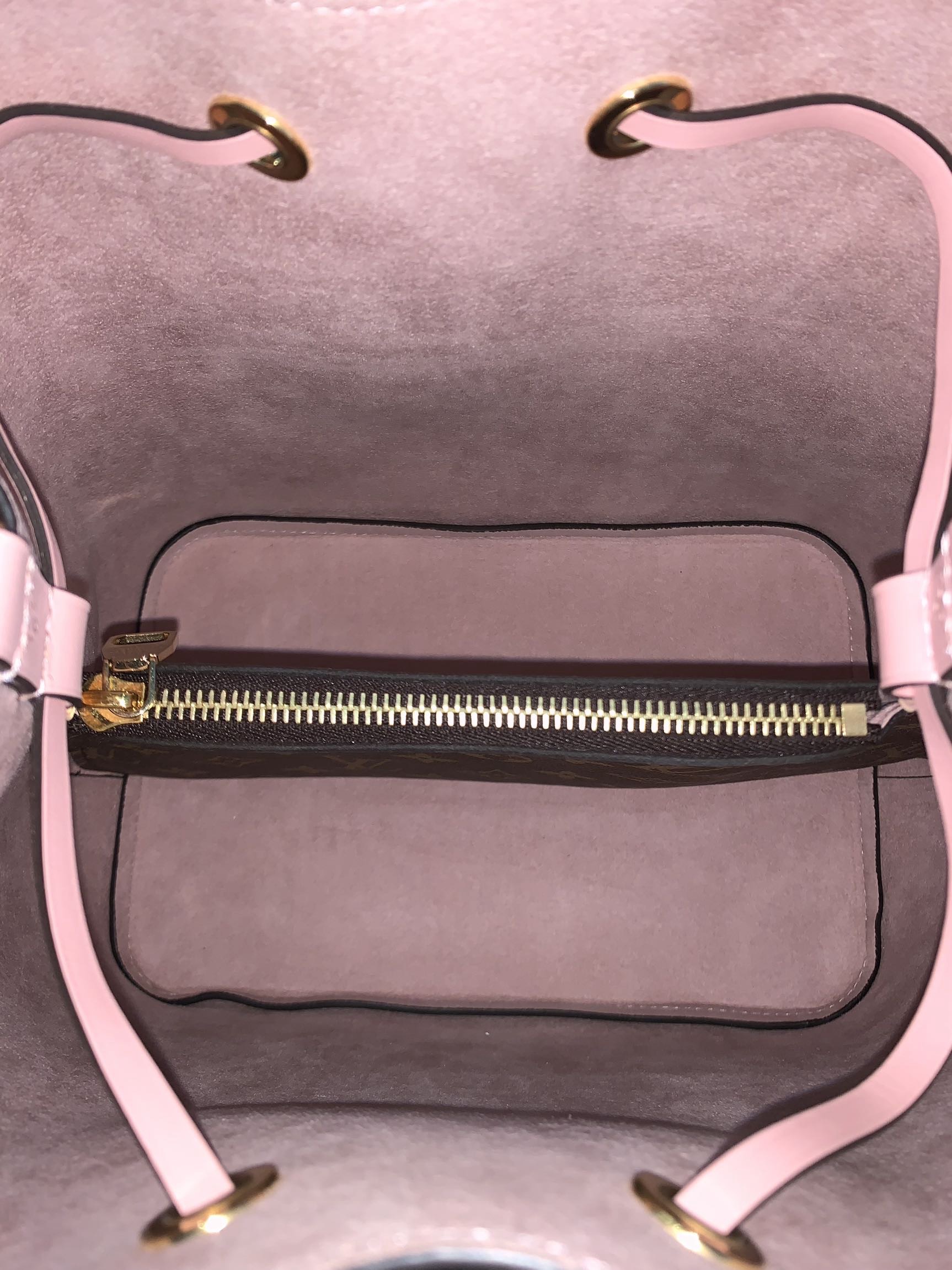 Borsa Louis Vuitton NéoNoé MM in monogram ed inserti rosa thumb