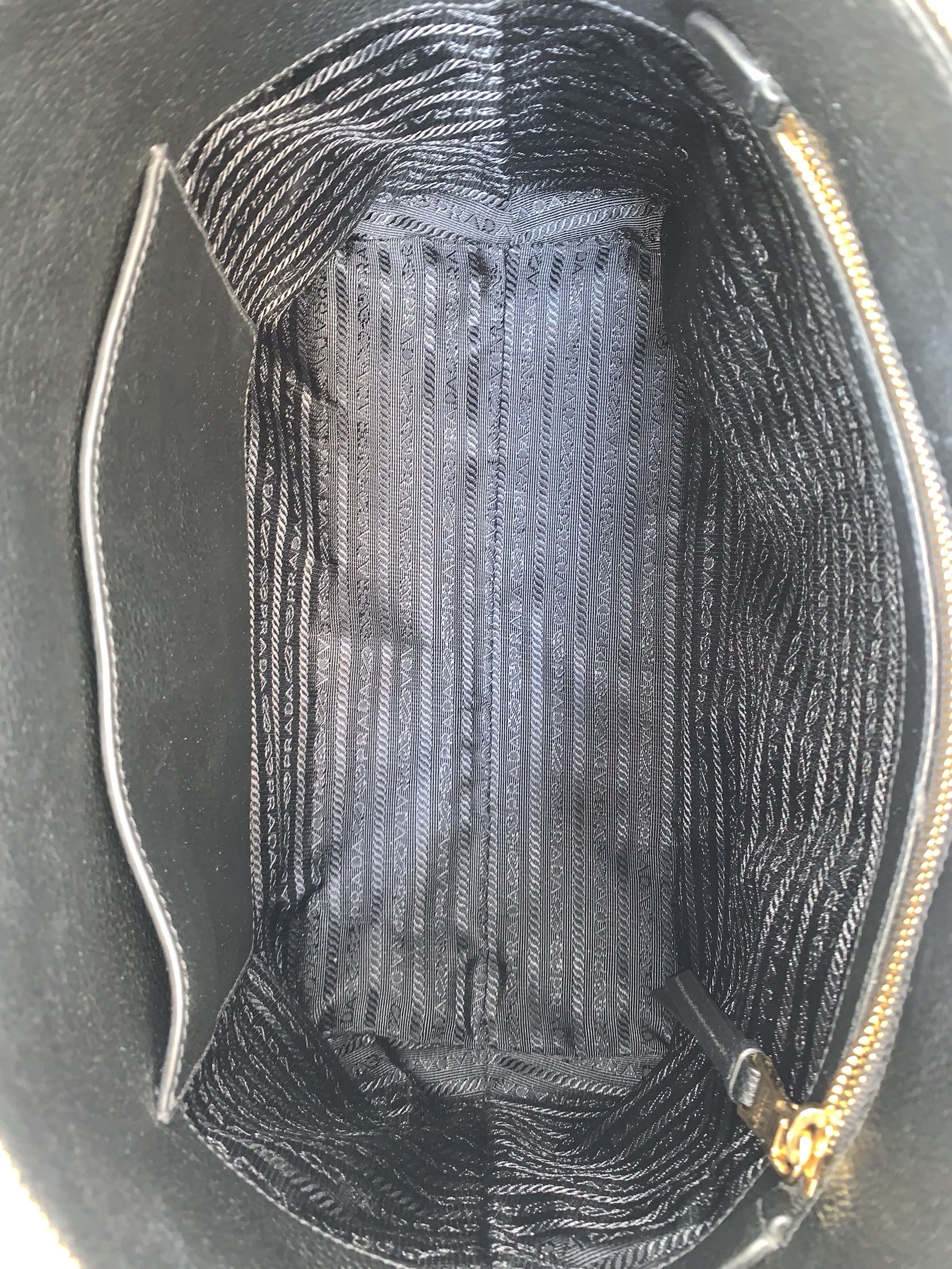 Shopper Prada in pelle nera martellata thumb