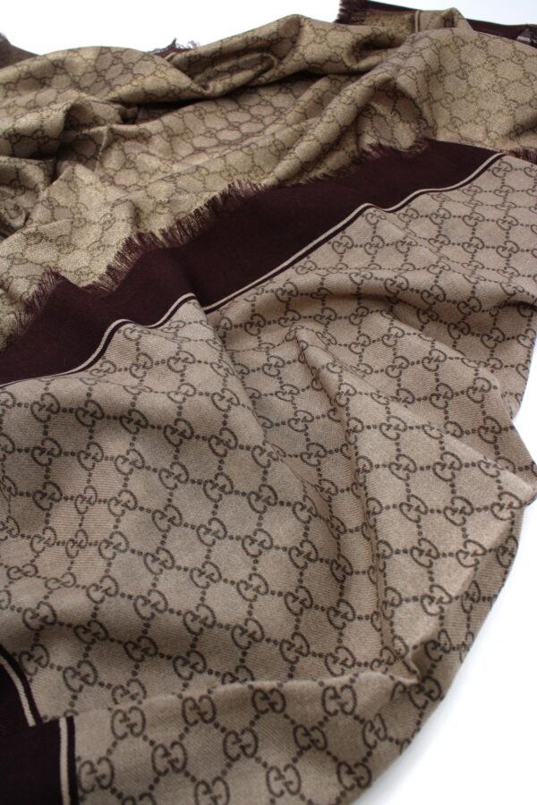 Scialle Gucci in Lana GG Jacquard Lucido