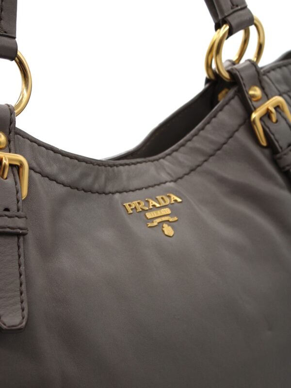 Borsa Prada a spalla grigia