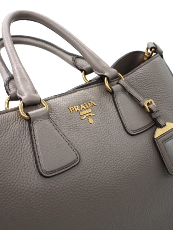 Privato: Shopper Prada in pelle martellata