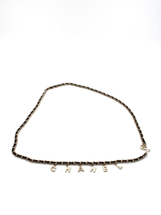 Privato: Cintura Chanel a catena in pelle nera e oro